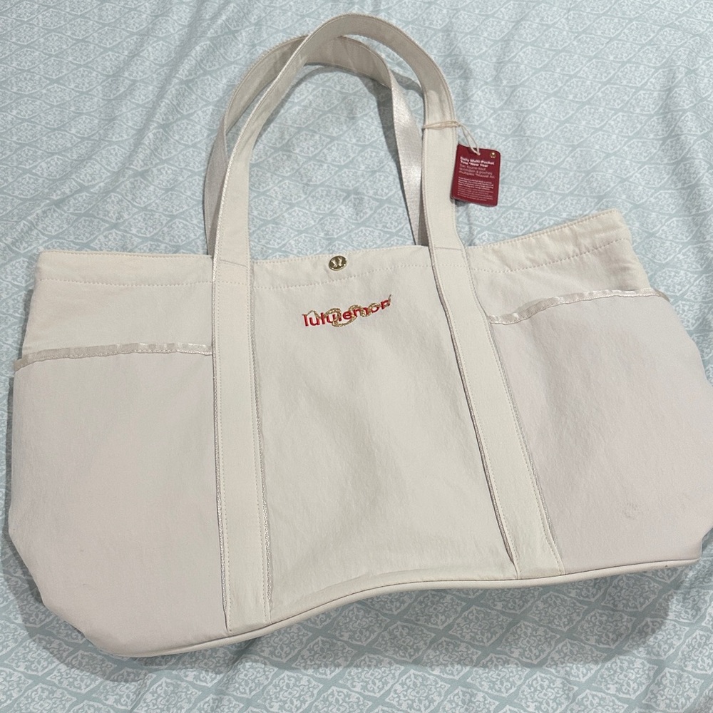 luluđ NWT New Year Daily Multi Pocket Tote - Picture 2 of 7